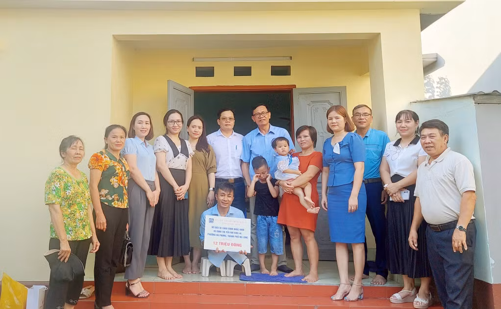 Lãnh đạo Hội Bảo trợ NKT-TMC tỉnh cùng Ban Xúc tiến và Hỗ trợ đầu tư tỉnh, chính quyền địa phương trao đỡ đầu cho gia đình 2 anh em Đinh Khắc Khôi và em Đinh Thị Yến Nhi (khu 4A, phường Hà Phong, TP Hạ Long) tháng 5/2023.