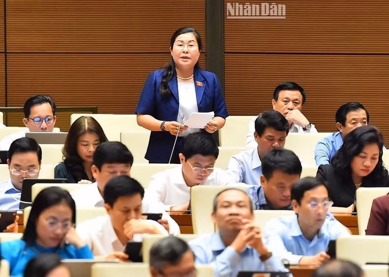 Đại biểu Nguyễn Thị Minh Trang - Đoàn đại biểu Quốc hội tỉnh Vĩnh Long phát biểu. (Ảnh: THỦY NGUYÊN)