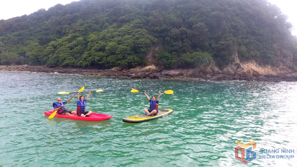 Du khách trải nghiệm chèo thuyền kayak tại đảo Thanh Lân (huyện Cô Tô).
