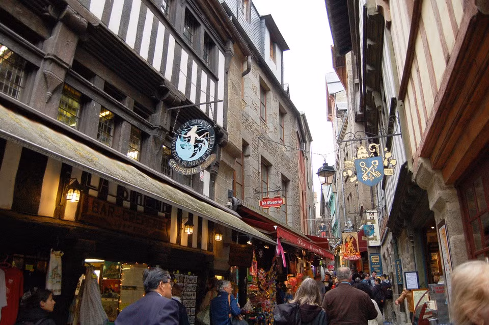 Vào lễ kỷ niệm 1.000 năm, các số liệu cho thấy Mont-Saint-Michel vẫn là một điểm thu hút khách du lịch phổ biến. Điều này cũng đặt ra một số thách thức cho hàng chục cư dân, cửa hàng và cảnh quan thiên nhiên tại địa điểm này. Ảnh: Hortitopia.