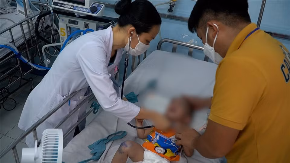 Bệnh nhi mắc bệnh tay chân miệng đang được bác sĩ điều trị tại TPHCM. Ảnh: Nguyễn Ly