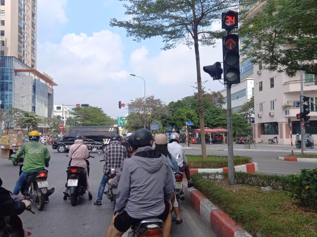 Vượt đèn đỏ trong trường hợp nhường đường xe cứu thương có thể không bị phạt. Ảnh Xuyên Đông