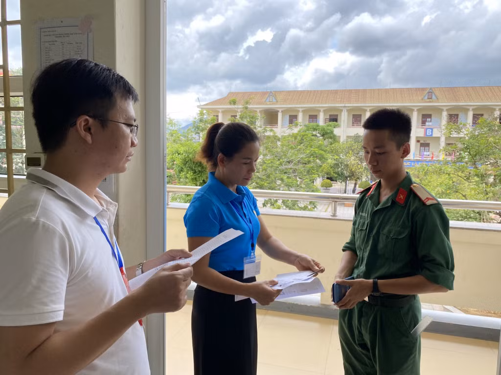 Thí sinh Phạm Đức Hiếu, SN 2003, chiến sĩ Tiểu đoàn 16, Sư đoàn Bộ binh 395 (phường Nam Khê, TP Uông Bí), dù đã tốt nghiệp THPT năm 2021 nhưng với quyết tâm trở thành sinh viên Học viện Kỹ thuật quân sự nên tiếp tục đăng ký dự thi để xét tuyển vào Đại học.