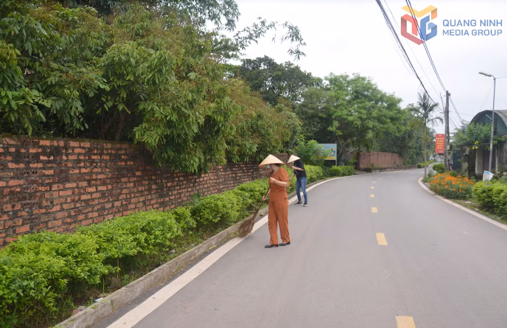 Phụ nữ thôn Đông (xã Dực Yên) thường xuyên dọn vệ sinh tuyến đường thôn, đảm bảo luôn xanh, sạch, đẹp.