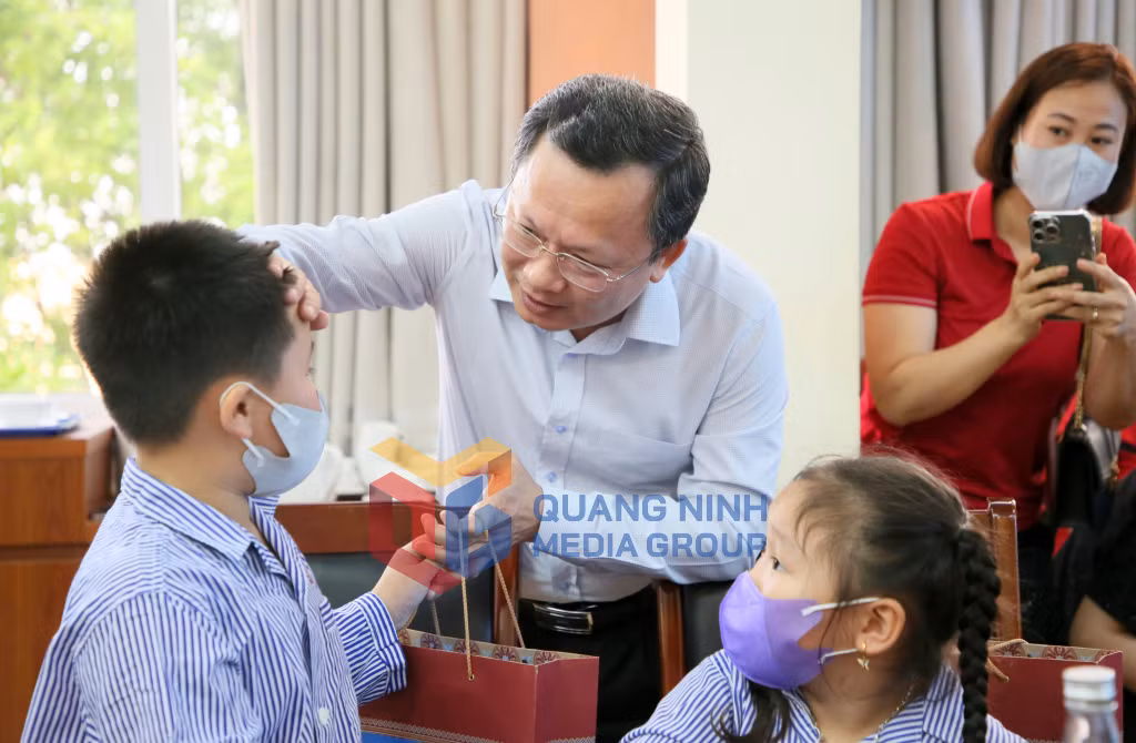 Đồng chí Quyền Chủ tịch UBND tỉnh Cao Tường Huy ân cần hỏi han, động viên các bệnh nhi đang điều trị tại Bệnh viên Đa khoa tỉnh.