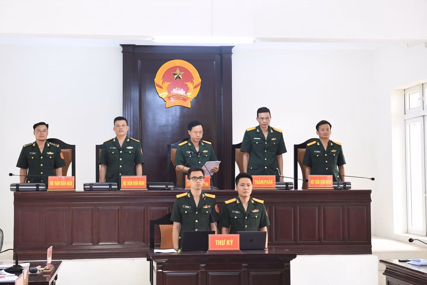 Hội đồng xét xử Tòa án quân sự Thủ đô Hà Nội tại buổi chiều công bố bản án với 7 bị cáo trong vụ tham ô 50 tỉ đồng xảy ra tại Bộ Tư lệnh Cảnh sát biển Việt Nam. Ảnh: Quang Phú