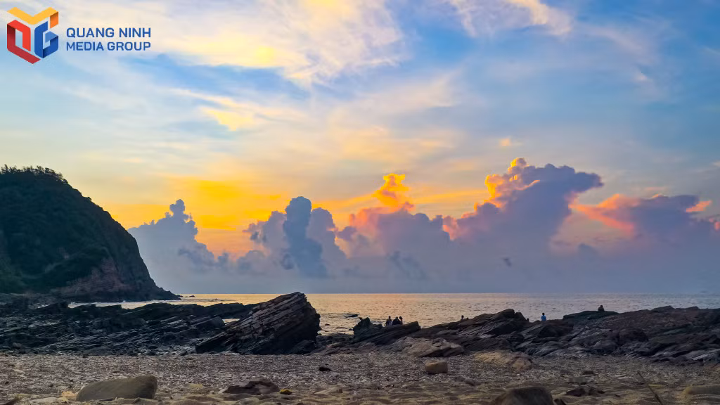 Bình minh trên bãi đá Móng Rồng.