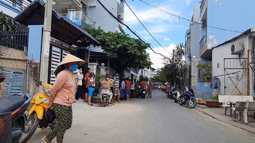 Công an sau đó phong tỏa hiện trường, khám nghiệm điều tra. Ảnh: NT