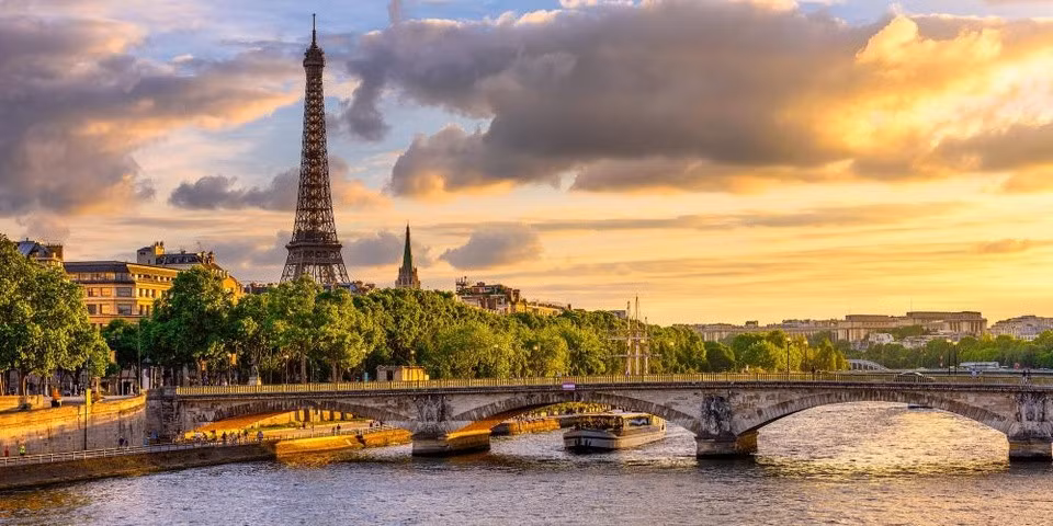 Bờ sông Seine (Paris, Pháp) tràn ngập nền văn hóa về lịch sử, kiến trúc. Sông Seine đặc biệt được yêu thích vì nền văn hoá phong phú này. Không những thế, đây là một di sản thế giới đã được nhiều du khách đến thăm. Ảnh: Conde Nast Traveler.