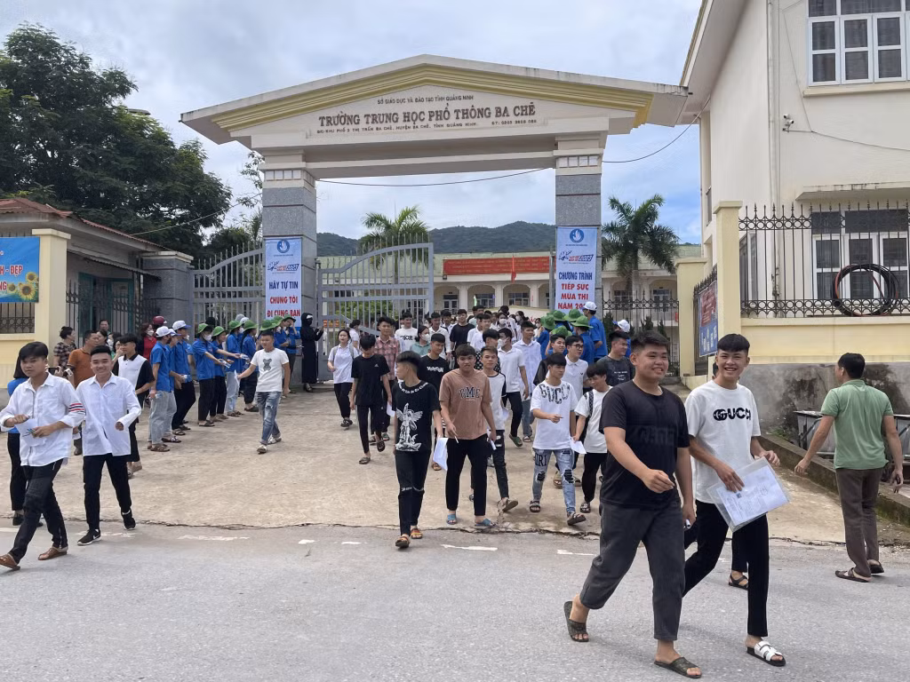 Thí sinh dự thi tại Điểm thi THPT Ba Chẽ rời khỏi trường thi sau khi hoàn thành bài thi.