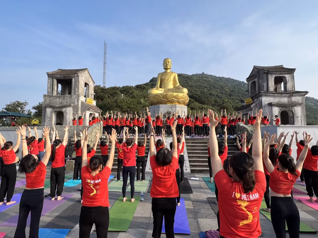 Những động tác yoga mềm dẻo, uyển chuyển được thực hiện tại buổi đồng diễn