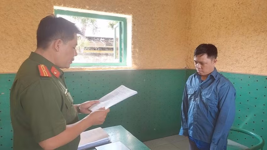 Trịnh Văn Phương trộm vàng trị giá gần 1 tỉ đồng vừa bị bắt theo lệnh truy nã. Ảnh: CACC
