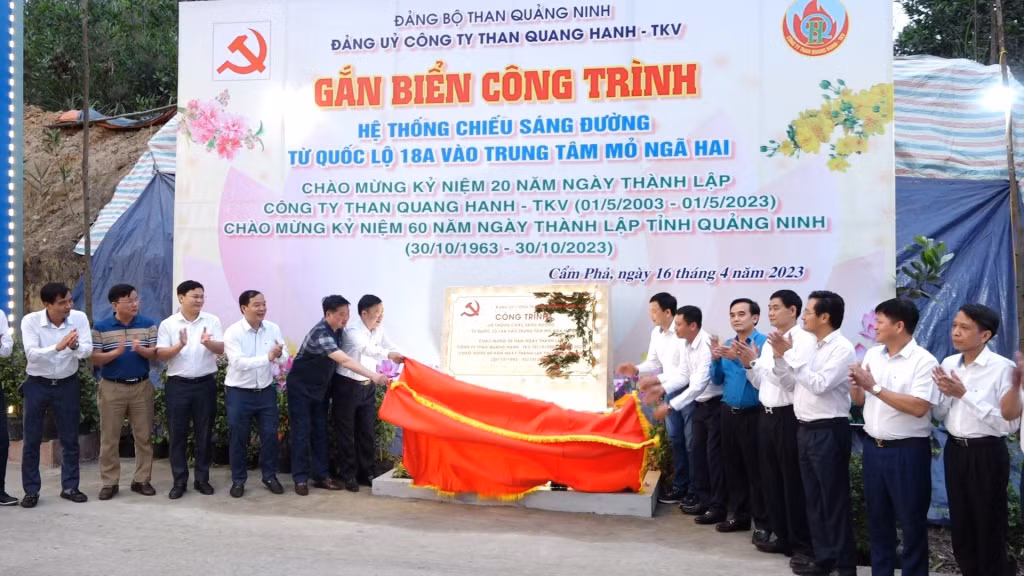 Gắn biển công trình Hệ thống chiếu sáng đường từ QL 18a vào trung tâm mở Ngã Hai.