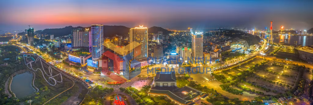 Khi thành phố lên đèn (6-2023). Ảnh: Hoàng Ngọc Nghĩa