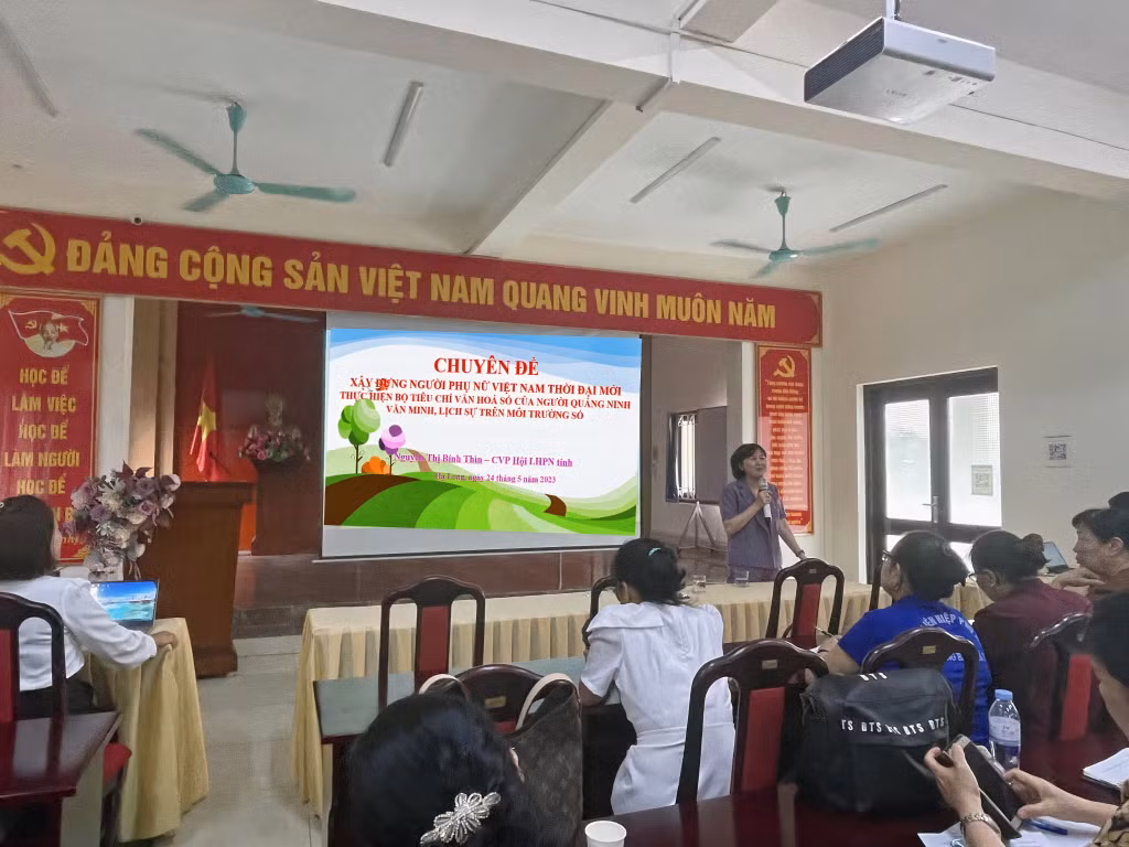 Hội LHPN TP Hạ Long tổ chức Hội nghị tập huấn bồi dưỡng kỹ năng xây dựng gia đình hạnh phúc gắn với việc hướng dẫn thực hiện các mô hình giúp phụ nữ phát triển kinh tế tháng 5/2023.