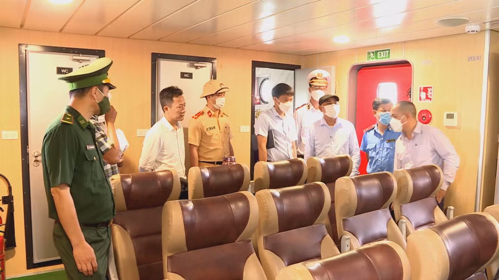 Các lực lượng chức năng kiểm tra thiết bị an toàn trên tàu du lịch.