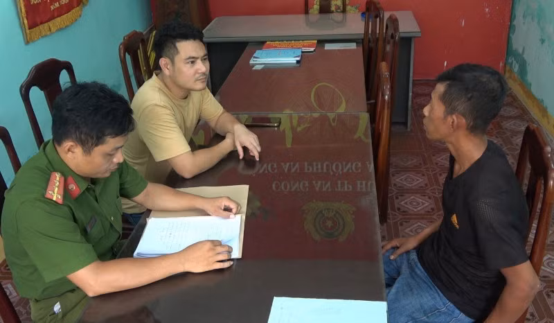 Cơ quan Công an lấy lời khai đối tượng Phan Văn Tý (góc phải).