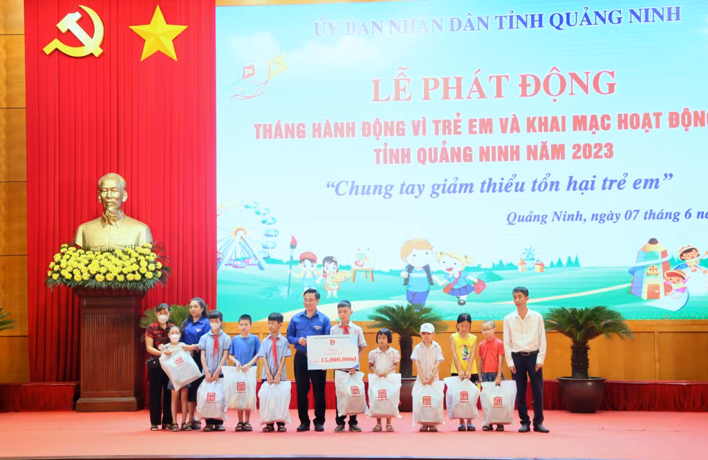 Tỉnh Đoàn vận động và trao 10 góc học tập trị giá 15 triệu đồng cho 10 trẻ em có hoàn cảnh khó khăn và 10 phần quà do Công ty văn phòng phẩm Hồng Hà tài trợ.