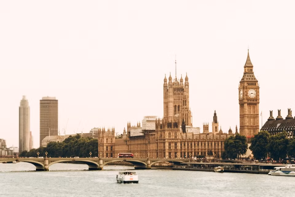 Westminster (London, Anh) nằm gọn trong sông Thames. Nhiều người coi Westminster là nơi khởi đầu tốt nhất cho bất kỳ chuyến đi nào ở London. Ngoài ra, nơi đây có một số điểm tham quan mang tính biểu tượng nhất của thành phố như tu viện Westminster, tòa nhà Quốc hội, tháp đồng hồ Big Ben. Là trung tâm của mọi hoạt động xã hội, Westminster có nhiều nền văn hóa cho du khách tham quan. Ảnh: Ugur Akdemir/Unsplash.