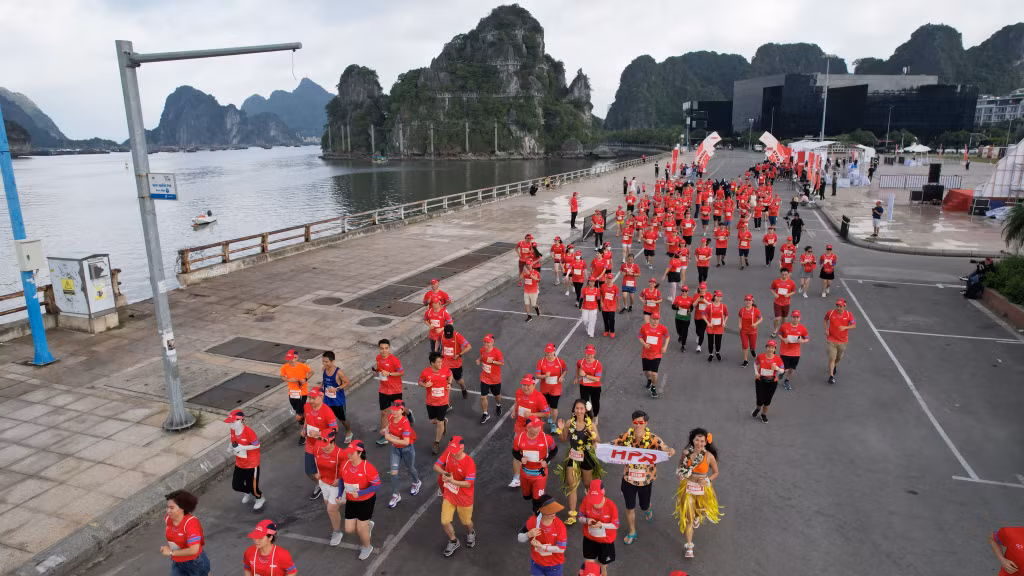 Hơn 400 VĐV không chuyên đã tham gia chinh phục cung đường dài 3km và 5km bên bờ Vịnh Hạ Long.