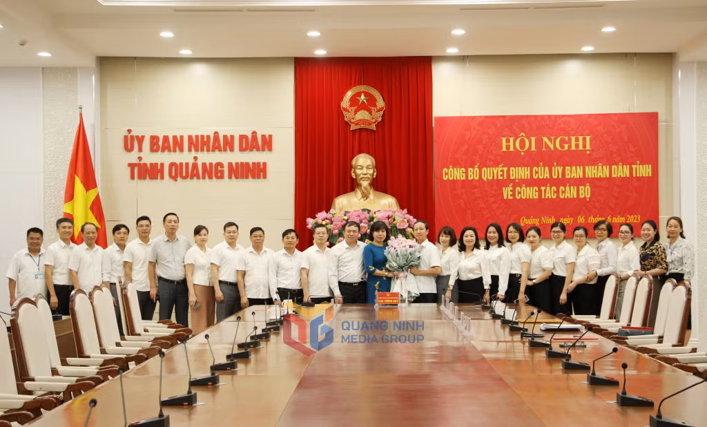 Sở Nội vụ chúc mừng đồng chí Bùi Thị Bính, Giám đốc Sở Nội vụ.