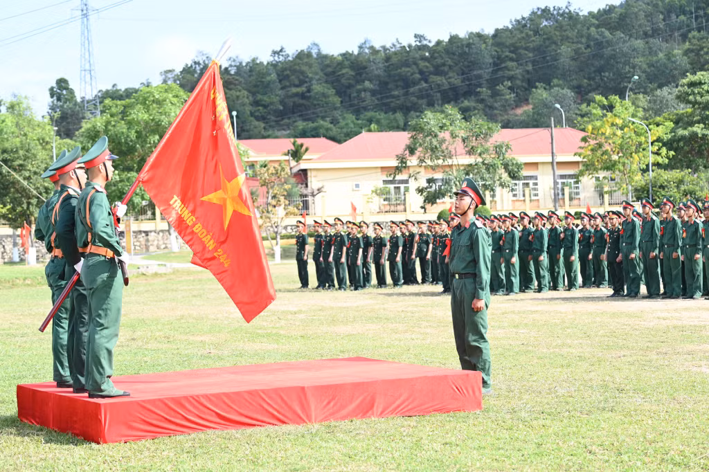 Chiến sĩ mới đọc 10 lời thề của quân nhân trong Lễ tuyên thệ.