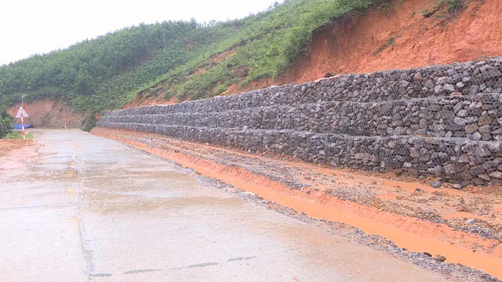 Từ nguồn ngân sách của tỉnh và địa phương, khoảng 80m tường chắn bằng kè rọ thép đá hộc đã được xây dựng tại thôn Là Nàng, xã Đồn Đạc, tránh nguy cơ sạt lở taluy dương.
