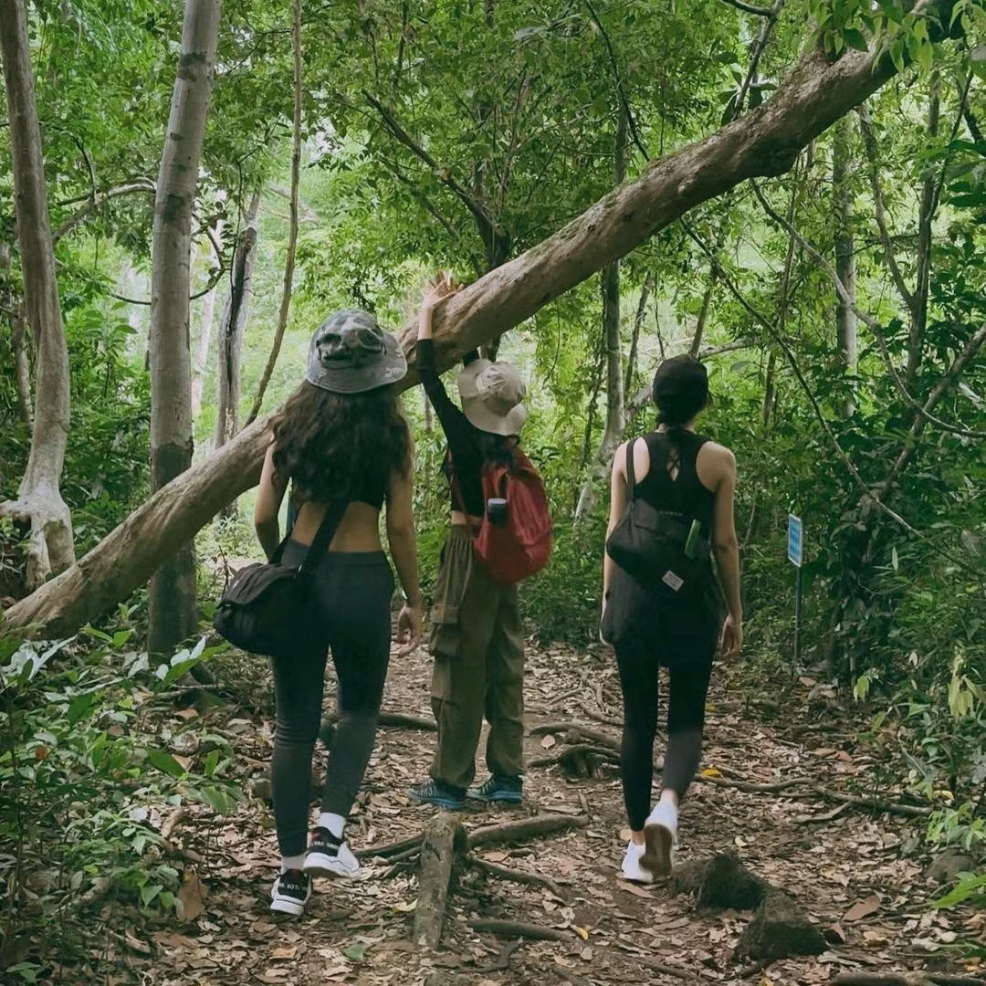 Du khách cần chuẩn bị vật dụng cần thiết khi trekking xuyên rừng. Ảnh: Kiều My.