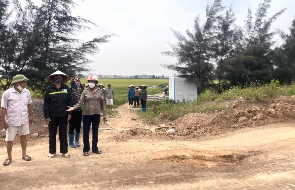 Hiện nay đường vào thi công dự án cao hơn so với mặt ruộng nên khi trời mưa gây ngập úng cục bộ.