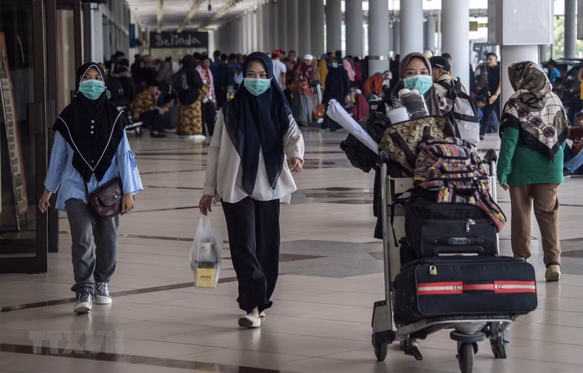 Hành khách tại sân bay Juanda ở Sidoarjo, Indonesia. Ảnh: AFP/TTXVN
