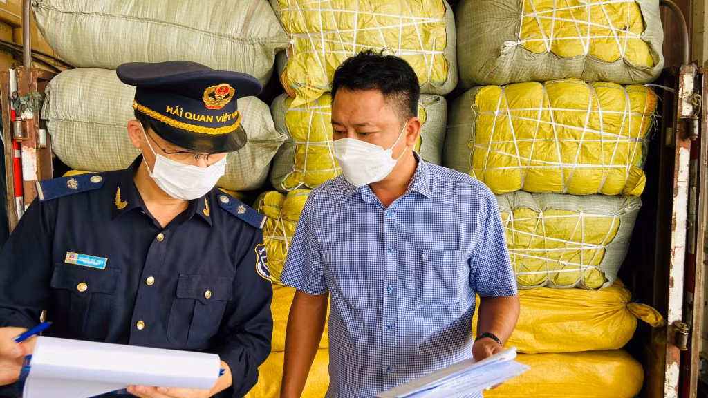 Công chức Chi cục HQCK Móng Cái giám sát hàng hóa nhập khẩu qua Cửa khẩu Cầu Bắc Luân II.