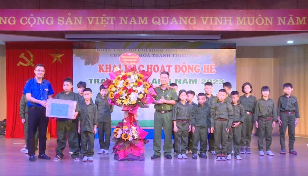 Đại diện lãnh đạo Tỉnh Đoàn tặng quà cho các cháu tham gia chương trình