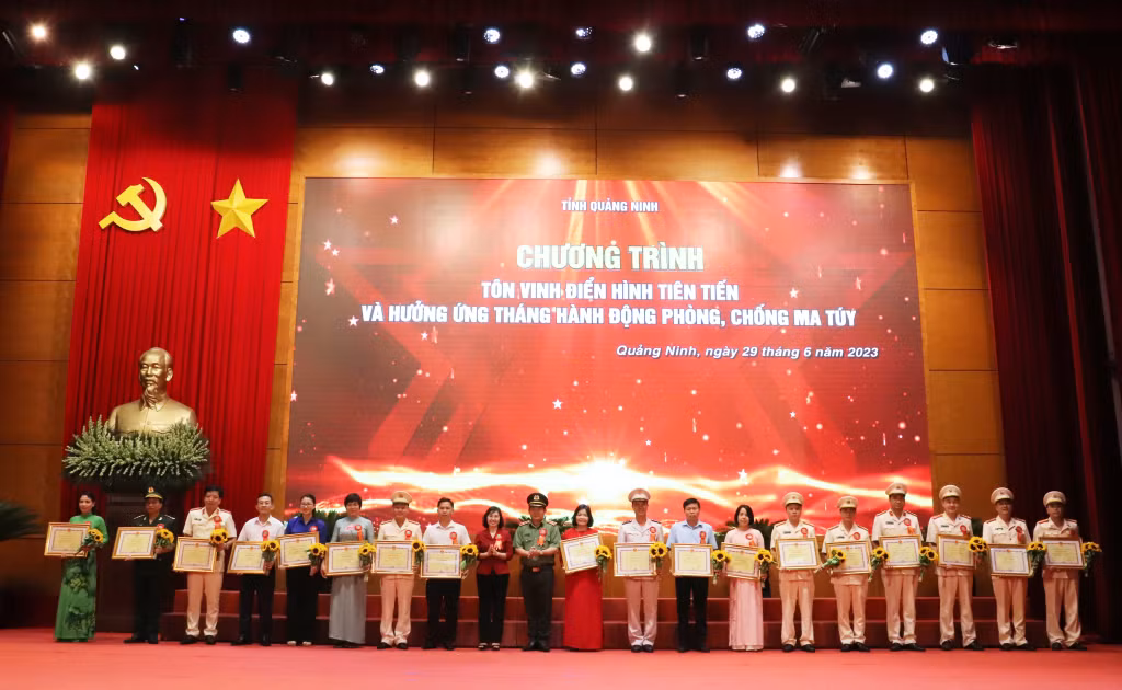 UBND tỉnh tặng bằng khen cho 18 tập thể, điển hình tiên tiến trong công tác phòng, chống ma túy của tỉnh Quảng Ninh.