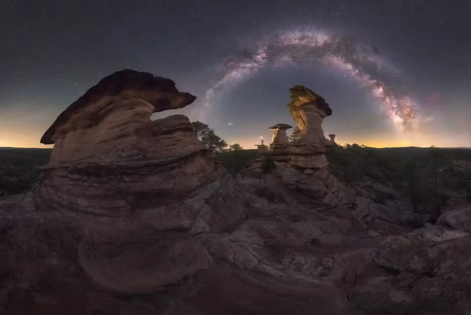 Bức ảnh Dải ngân hà trên Hoodoos của Cuenca của tác giả Luis Cajete chụp tại Cuenca, Tây Ban Nha. Chứng kiến vòng cung của dải ngân hà là một trải nghiệm đáng kinh ngạc. Một số bầu trời tối nhất của Tây Ban Nha có thể được tìm thấy ở Serranía de Cuenca, một khu vực có vẻ đẹp địa chất đáng chú ý. Ở khu vực phía nam là nơi mà nước đã chạm khắc cảnh quan, tạo ra các thành tạo hấp dẫn và ống khói đá vôi.