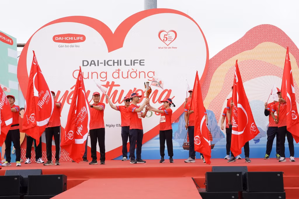 Nghi thức phát động chương trình "Dai-ichi Life - Cung đường yêu thương" sáng 3/6 tại Quảng trường 30/10.