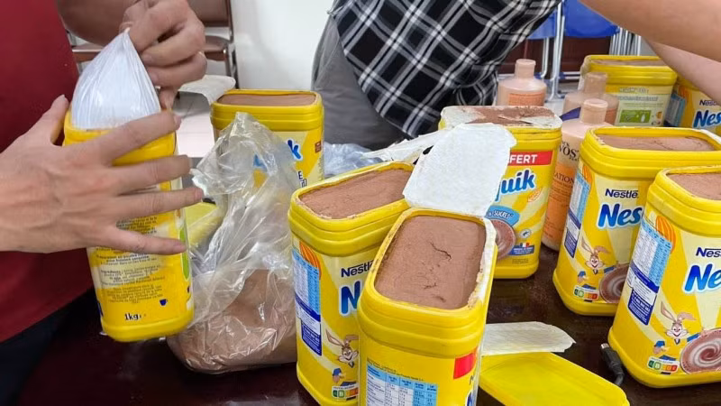 Cơ quan chức năng đang kiểm tra các hộp cacao nghi vấn