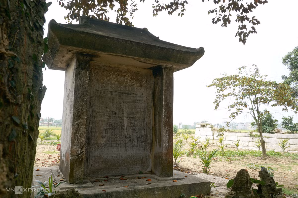 Cách hai hàng tượng không xa là những tấm văn bia bằng đá nguyên khối nặng 5-7 tấn được tạc khắc tinh xảo.