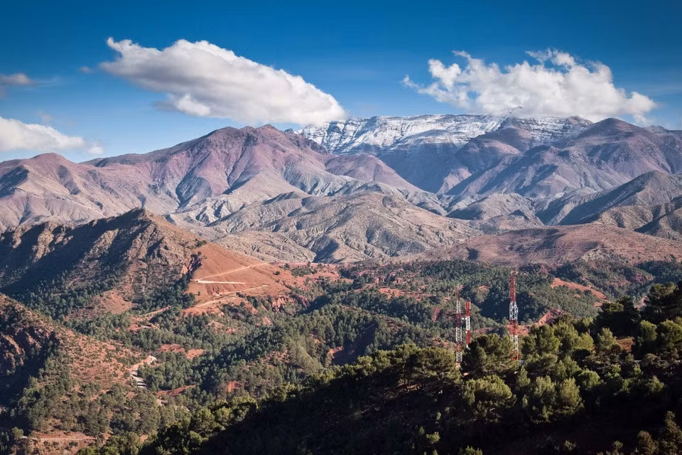 Dãy Atlas: Một bên là sa mạc Sahara, một bên là Đại Tây Dương và Địa Trung Hải, Atlas như một hàng rào tự nhiên nằm ở giữa, trải dài qua một số quốc gia bao gồm Morocco, Algeria và Tunisia. Với cảnh quan tuyệt đẹp, mang ý nghĩa văn hóa, dãy núi này là điểm đến hấp dẫn cho những người đam mê thiên nhiên, thích đi bộ và tìm hiểu di sản văn hóa phong phú của Bắc Phi. Ảnh: CGTN Africa.