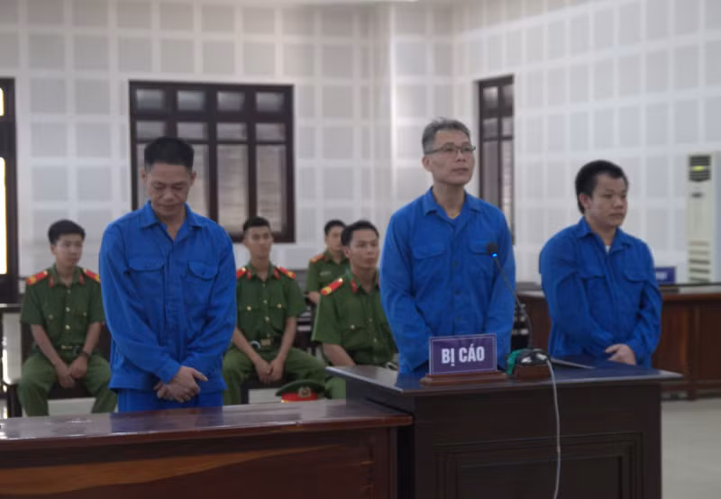 Các bị cáo tại phiên xét xử chiều 20/6.