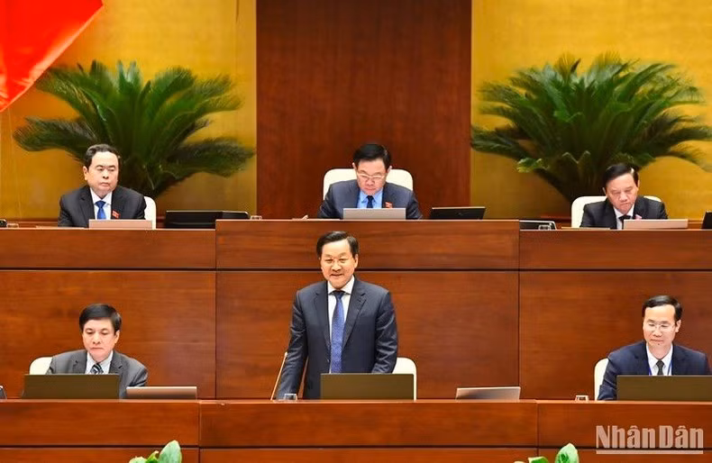Phó Thủ tướng Lê Minh Khái trả lời chất vấn của đại biểu Quốc hội. (Ảnh: ĐĂNG KHOA)