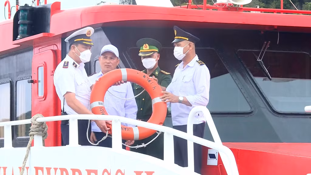 Lực lượng chức năng kiểm tra các thiết bị, công cụ cứu hộ trên tàu du lịch.