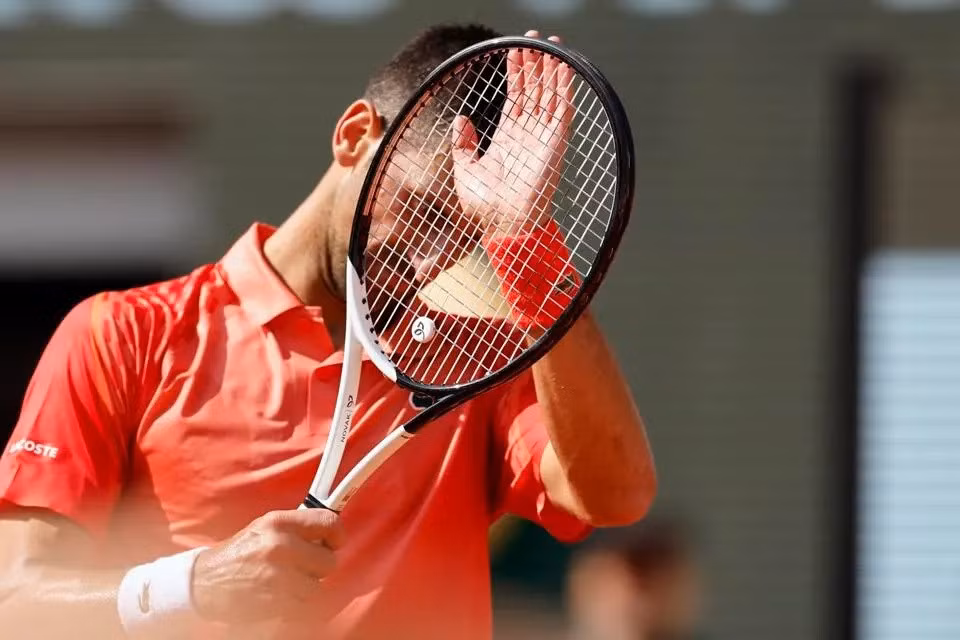 Novak Djokovic giành vé vào chung kết Roland Garros 2023 sau chiến thắng đến dễ dàng một cách bất ngờ trước Carlos Alcaraz. Ảnh: ATP Tour