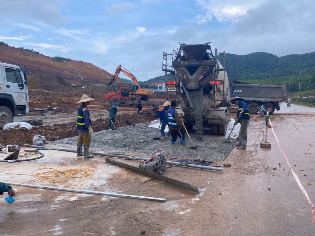 Dự án hạ tầng khu tái định cư, khu hành chính xã Vạn Yên đang được đẩy nhanh thi công.