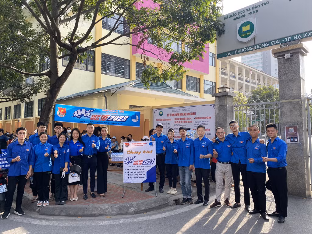 Lực lượng thanh niên tình nguyện túc trực tại các điểm thi, sẵn sàng hỗ trợ, tiếp sức các sĩ tử trên hành trình "vượt vũ môn".