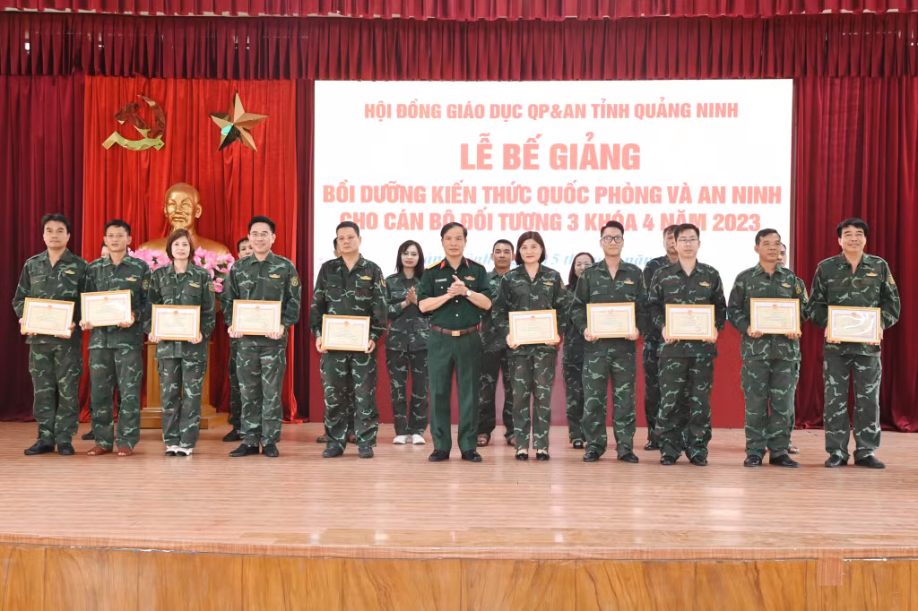 Đại tá Nguyễn Quang Hiến, Phó Bí thư Thường trực Đảng ủy, Chính ủy Bộ CHQS tỉnh, Ủy viên Hội đồng giáo dục QPAN tỉnh Quảng Ninh, trao giấy khen cho các học viên tiêu biểu tại lễ bế giảng.