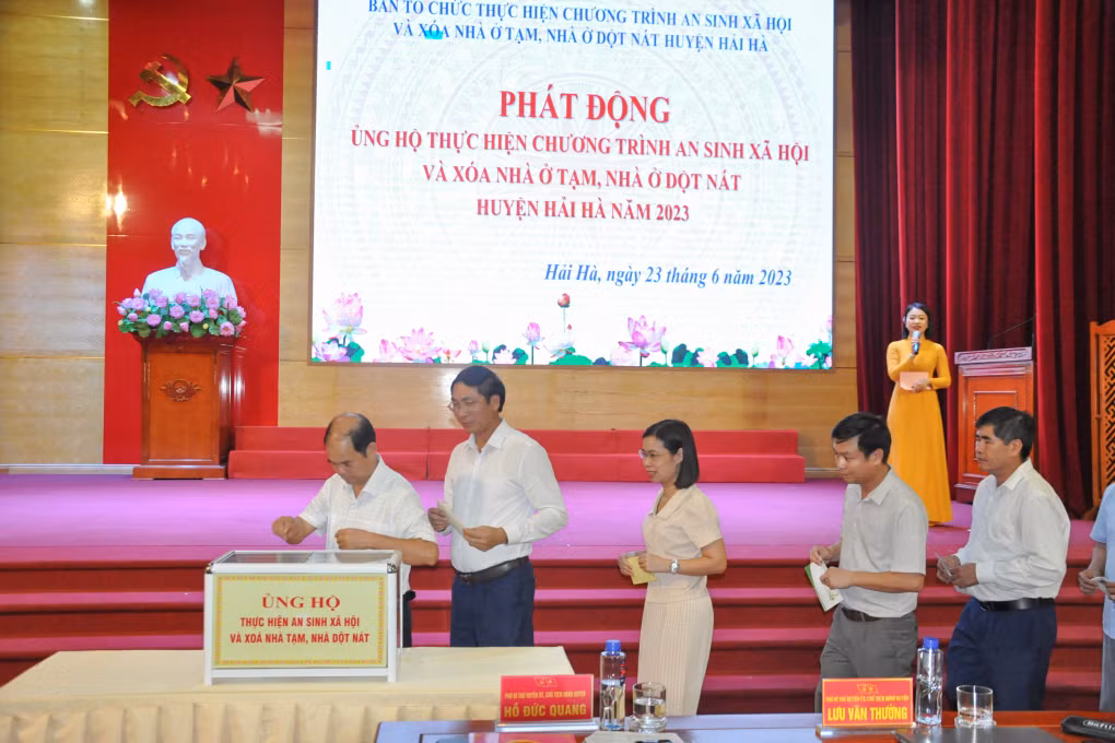 Huyện Hải Hà phát động ủng hộ thực hiện chương trình an sinh xã hội và xóa nhà ở tạm, nhà ở dột nát năm 2023. Ảnh: Hữu Việt
