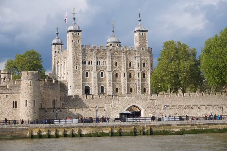 Tháp London (London, Anh) thu hút hơn 3 triệu du khách mỗi năm. Tại đây, lễ trao chìa khóa và các truyền thống khác vẫn tồn tại. Bên cạnh đó, Tháp London nổi tiếng bởi bề dày lịch sử phong phú và huy hoàng. Đặc biệt, đỉnh cao của lâu đài từng được sử dụng làm nhà tù vào thế kỷ 16-17, trong đó có Elizabeth I, trước khi bà trở thành Nữ hoàng Anh. Ảnh: Gavin Allanwood/Unsplash.