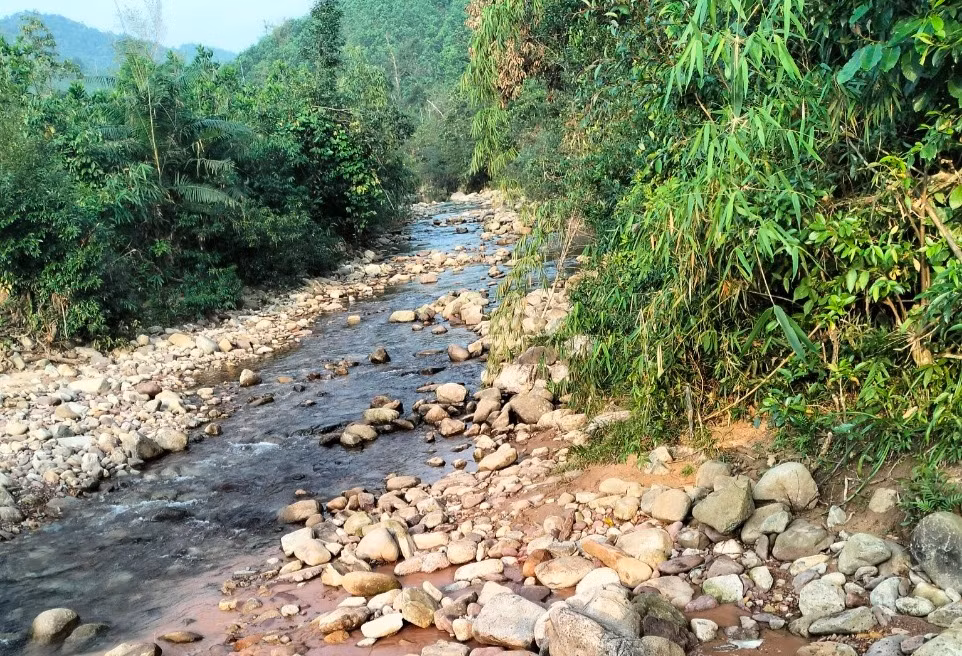 Con suối tại bản Tài Chi