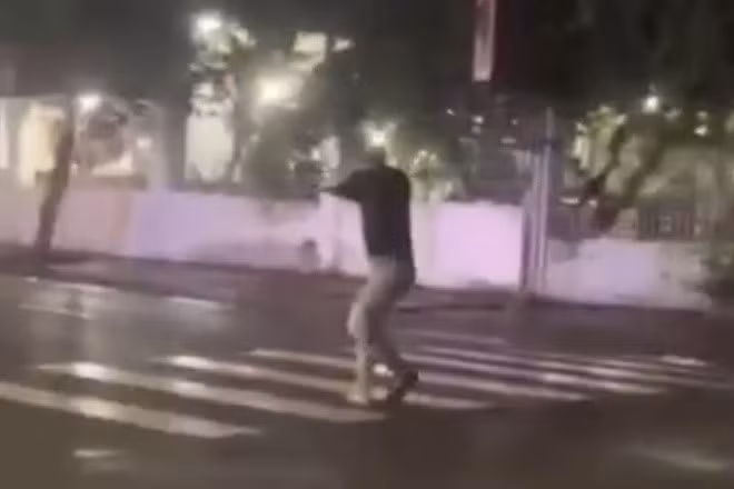 Người này cầm súng bắn nhiều phát về phía đối thủ. Ảnh cắt từ clip.