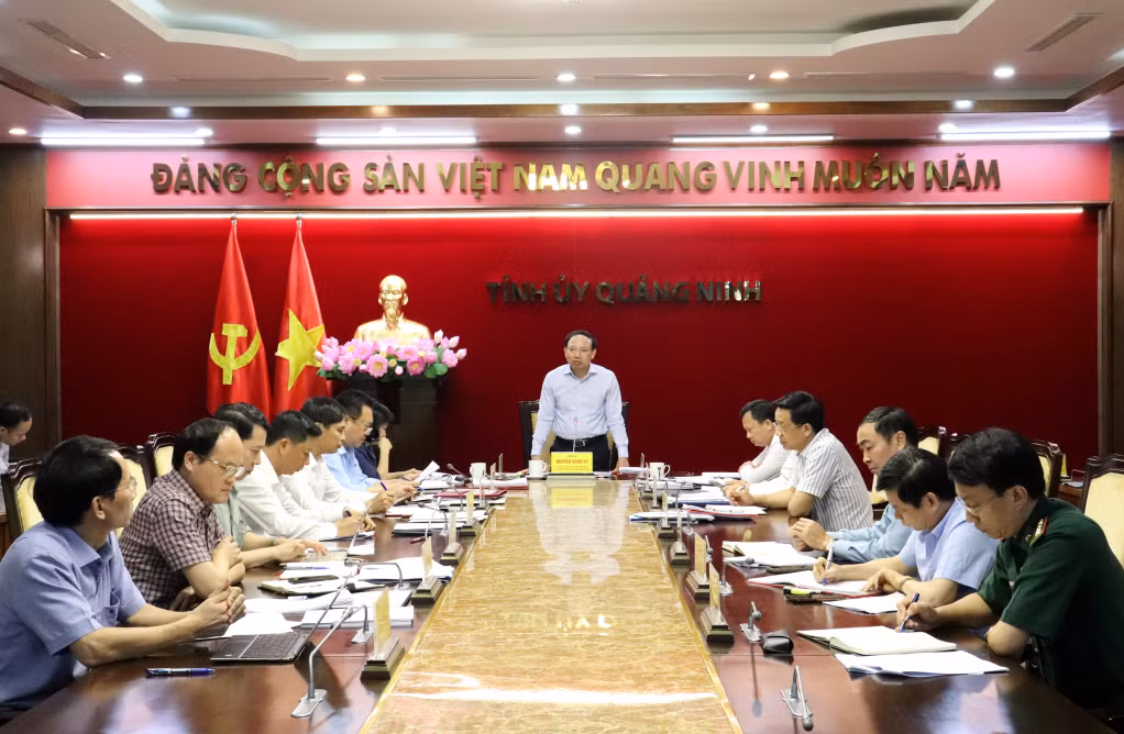 Đồng chí Nguyễn Xuân Ký, Ủy viên Trung ương Đảng, Bí thư Tỉnh ủy, Chủ tịch HĐND tỉnh, chủ trì cuộc họp.